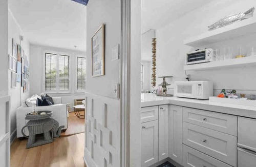 Palm Beach Apartment | center PalmBch/1BR King/poolview/free parking/private Wi-Fi/walkable