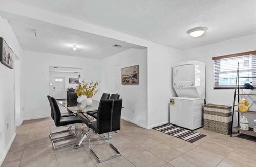 Homestead House | Centrally located Family-business Home