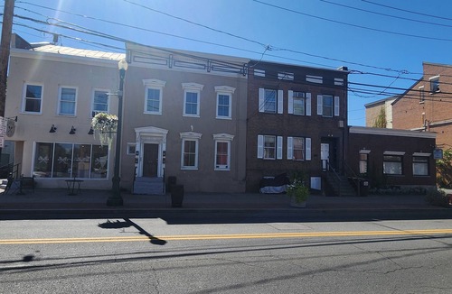 Seward Place Apartment | Charming 1-bedroom apartment in the peaceful area of downtown Schenectady