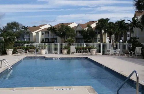 Ocean Side Village Condo | Charming 2-bedroom condo with WiFi, AC in awesome Melbourne.0.5 miles from Beach