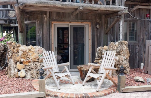 Central Beach Hotel | Charming 2-bedroom hotel room in Vero Beach overlooking the pooln