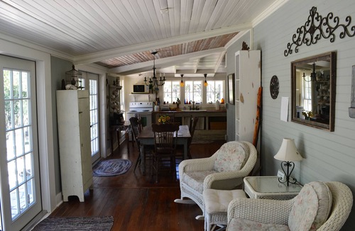 Center Point Cottage | Charming 2-bedroom cottage on the River with 5 acres