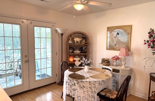 Colonial Beach House | Charming 2BR Cottage on The Point