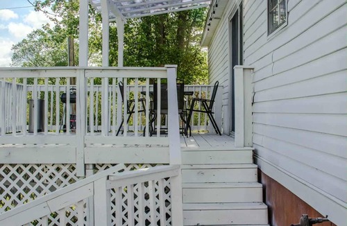 Harrison House | Charming 3-bedroom 2 bathroom Harrison Cottage with AC