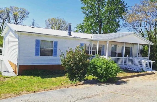 Harrison House | Charming 3-bedroom 2 bathroom Harrison Cottage with AC
