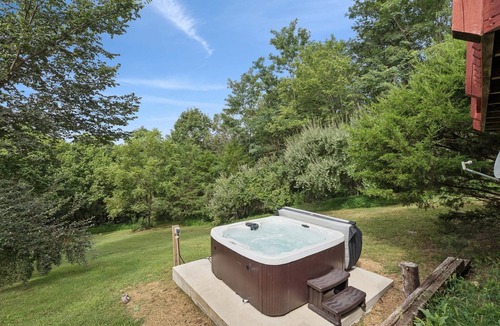 Rileyville Cabin | Charming 3-bedroom cabin with Moutain Views, Hottub, Barrel Sauna in Shenandoah.
