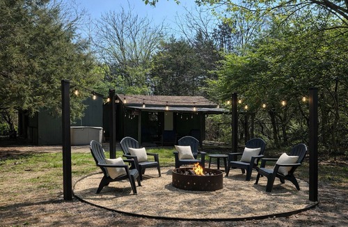 Rileyville Cabin | Charming 3-bedroom cabin with Moutain Views, Hottub, Barrel Sauna in Shenandoah.