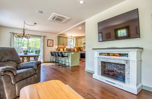 Bartlett Cabin | Charming 3-bedroom cabin with AC in Bartlett mins from Storyland & hiking