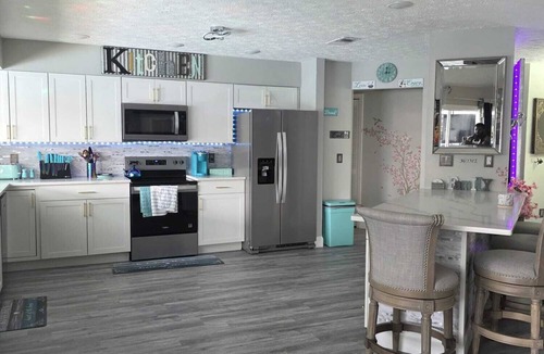 Port Saint Lucie House | Charming 3-br Poolhouse sleeps 15 near beaches, family games to keep night going