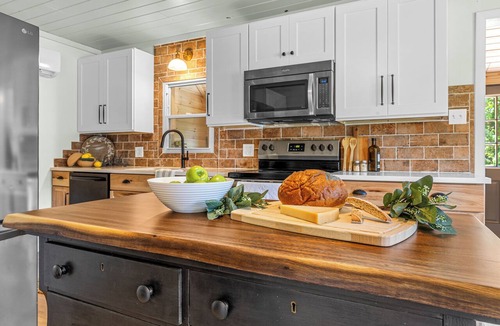 Middletown Cottage | Charming 3BR Cottage + Sleeps 8 + 1.5 Mi to MDT