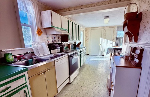Eastport House | Charming 4-bedroom in the heart of Eastport, comfort for eight with full yard