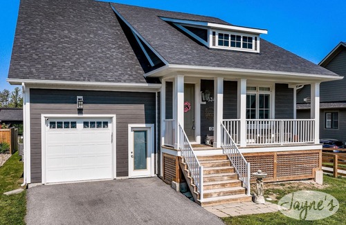 The Blue Mountains Ski Chalet | Charming 6bed 4bath chalet in Collingwood!