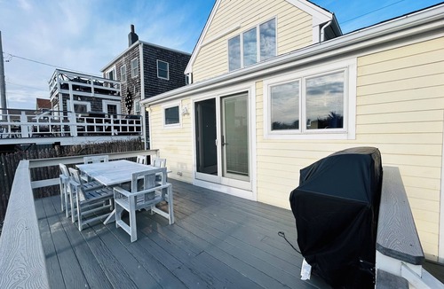 Scituate House | Charming Beachfront Near Downtown Scituate