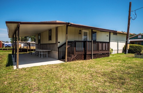 Fort McCoy House | Charming Canal Waterfront 3/2 in Salt Springs