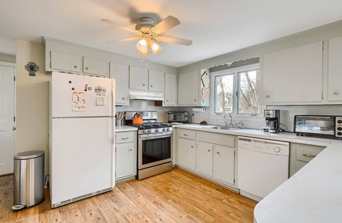 East Harwich House | Charming Cape Cod home, central to everything! Pet-friendly!