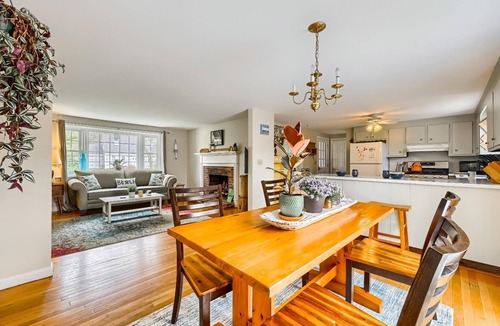 East Harwich House | Charming Cape Cod home, central to everything! Pet-friendly!