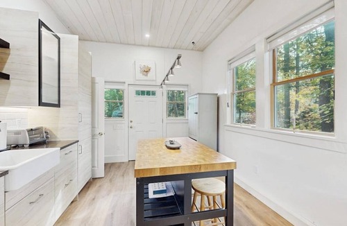 Camden Cabin | Charming coastal cottage with firepit and easy beach access