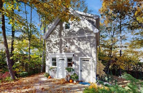 Camden House | Charming coastal cottage with firepit and easy beach access