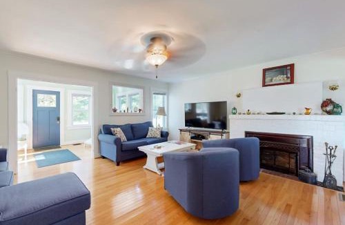 Ellsworth House | Charming Cottage with Cozy Comfort and Easy Access to Outdoor Adventures