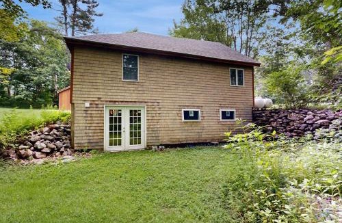 Union House | Charming Cottage with Modern Updates, BBQ Grill, and Nearby Attractions