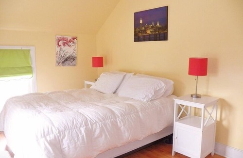 Brunswick House | Charming, Downtown, Walk Everywhere, Spacious, Clean, 70" TV, Sleep Number Beds