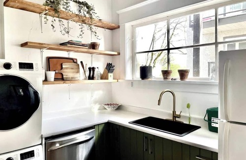 Marpole Apartment | *Charming high-ceiling Home in South Van w/YARD!