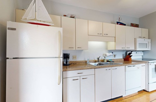 Boothbay Harbor House | Charming, historic cottage with modern upgrades - stroll to dining & attractions