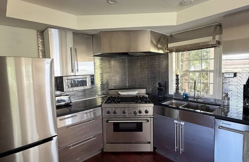Riverside House | Charming Oceanfront Beach House in East Providence