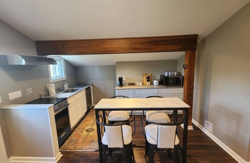 Warrenton Apartment | Charming Presidential Suite Loft with kitchen - The Inn at Black Horse Manor