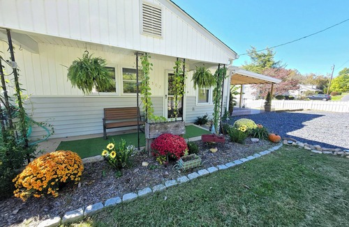 Bridgewater Cottage | Charming RiversideCottage- Firepit, Yard, pet friendly
