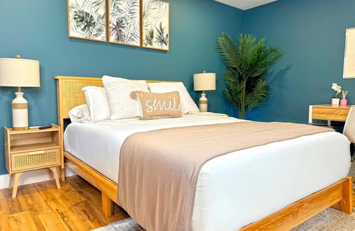 Williams Lake Apartment | Charming Studio Room | 5 Min to DownTown | Self Check-In | 75" TV