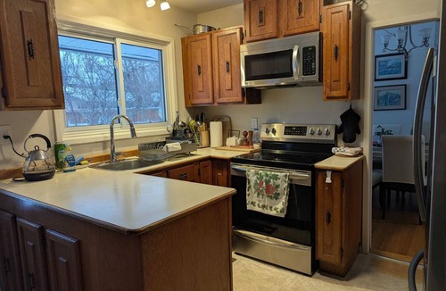 Ottawa Division Apartment | Charming studio in bungalow in green area.