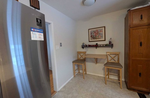 Ottawa Division Apartment | Charming studio in bungalow in green area.