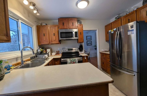 Ottawa Division Apartment | Charming studio in bungalow in green area.