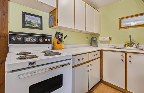 Silver Star Mountain Hotel | Charming Studio Suite w/Deck, BBQ & Ski Locker – Ideal for small groups!