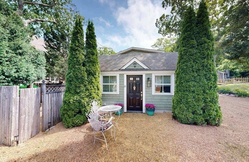 East Chop Apartment | Charming studio with amazing location near town & beach