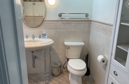 Airport Township Apartment | Charming studio with AC and WiFi in lovely Saint Ann