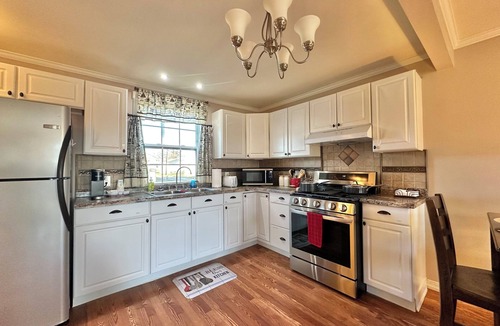 Thomas Cottage | Charming Thomas cottage for 2 with large carport