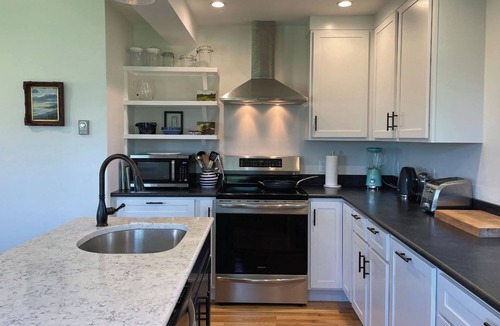 Peaks Island Apartment | Charming waterfront 2-bedroom apartment on Peaks Island with WiFi, AC