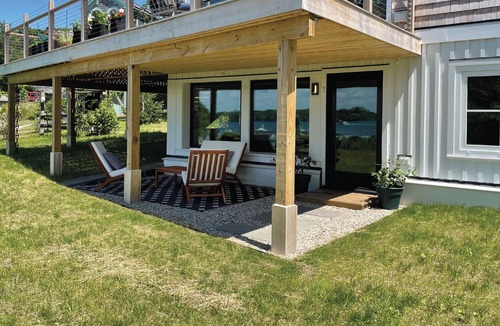 Peaks Island Apartment | Charming waterfront 2-bedroom apartment on Peaks Island with WiFi, AC