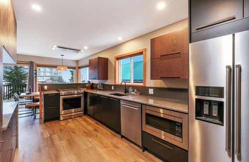 Courtenay Ski Chalet | Chateau Cona Upper -hot tub, sauna, ski in/ski out