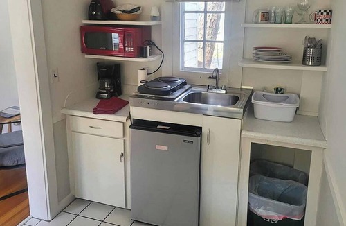 Ocean Park Cottage | Cheerful 1 bedroom cottage only 50ft from beach