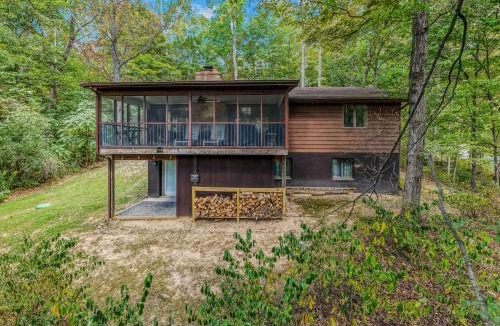 Great Cacapon House | Chesnutt Cabin - Riverfront, Fire Pit, Game Room, Wifi, Screen Porch, View, King Bed
