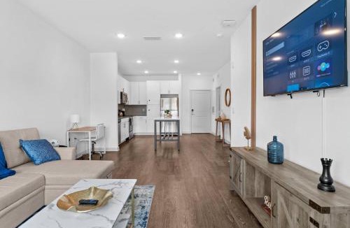 Arlington Apartment | Chic 1BR Apt| King Bed| Pool| Gym| Close 2 Beach.