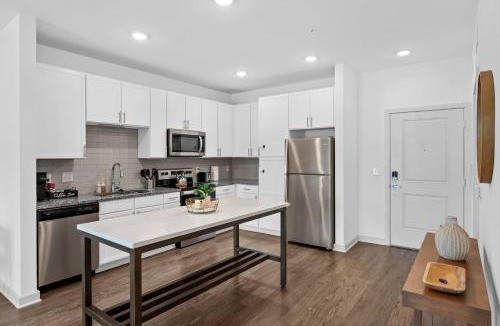 Arlington Apartment | Chic 1BR Apt| King Bed| Pool| Gym| Close 2 Beach.