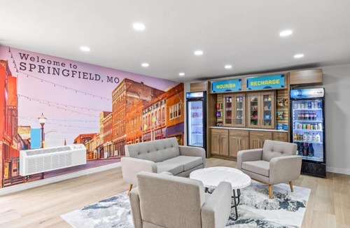 Turners Hotel | Clarion Pointe Springfield Southeast