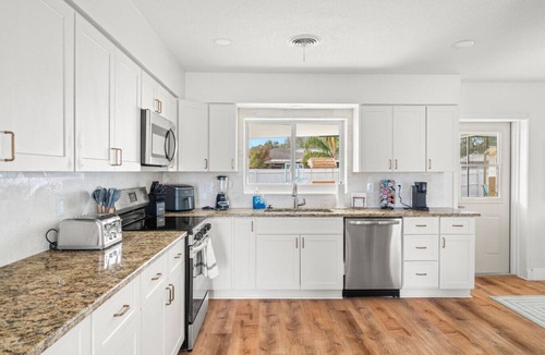 Clearwater House | Clearwater ICONIC Heated Pool Home, Mini Golf, Sleeps 11