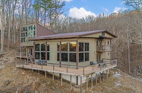 Dora House | Cliff House: A Spacious Riverfront Home for Gathering Together