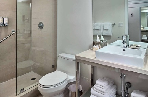 East Fort Lauderdale Hotel | Close to Downtown Fort Lauderdale! Ocean View! Parking, Pool, Pets Allowed!