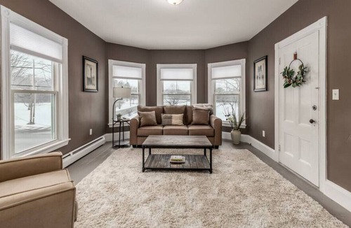 North Deering Apartment | CLOSE TO DOWNTOWN PORTLAND 2 BD 1 BA | FAST WIFI